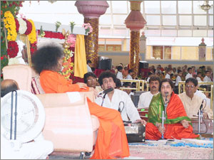 Smt Anuradha Paudwal singing for Swami on Nov 19th