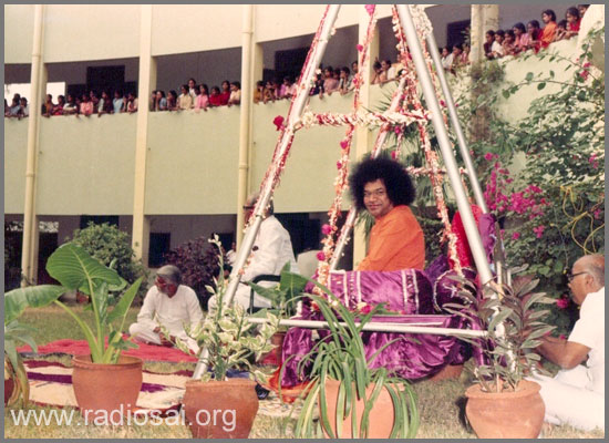 sathya sai baba in annatapur campus with students