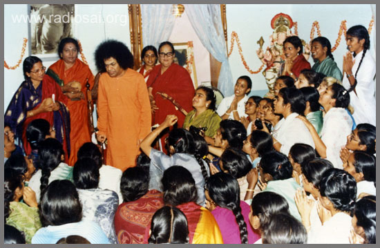 sathya sai baba with the anantapur campus with the students
