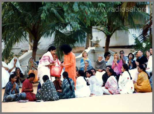 sathya sai baba with anantapur campus students at prasanthi nilayam