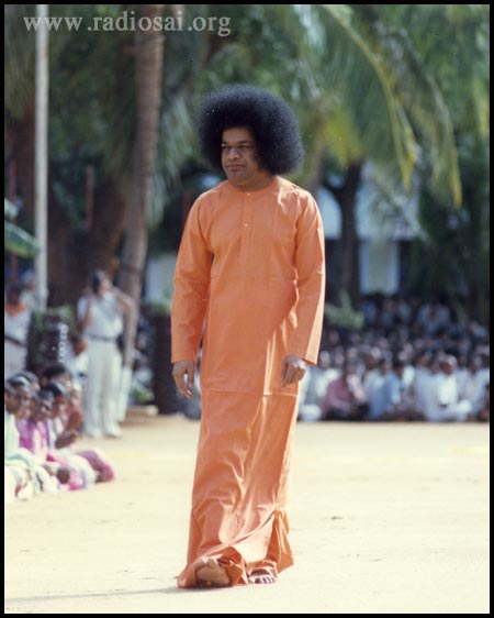 sathya sai baba giving darshan to his devotees at puttaparthi photo from radiosai archive