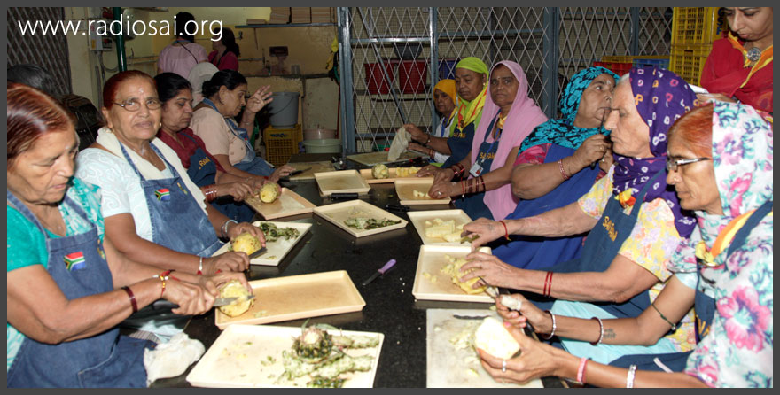 foreign canteen seva at prasanthi nilayam 