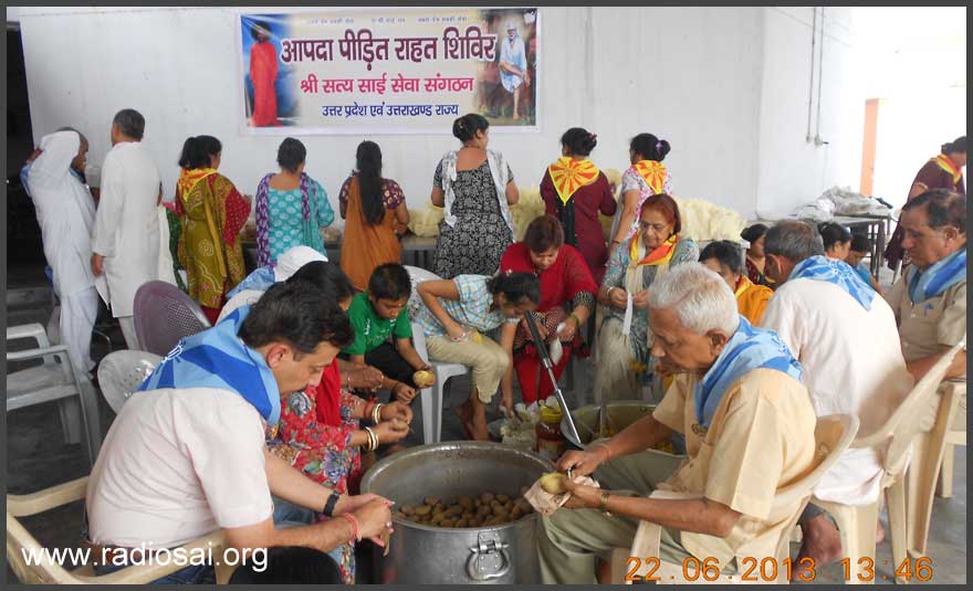 sathya-sai-organisation-sevadal-serviceEvacuated-Piligrim-being-given-food-packet