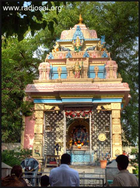 The majestic Ganesh Mandir is the first scene that greets us when we walk in to the Prasanthi Nilayam ashram