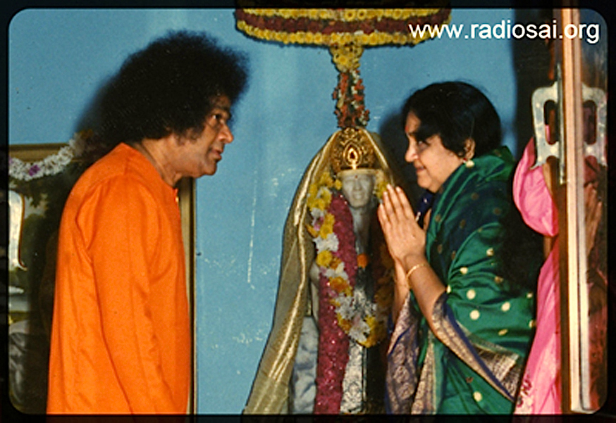 Anjali-Devi-Folding-Hands-Sathya-Sai-Baba