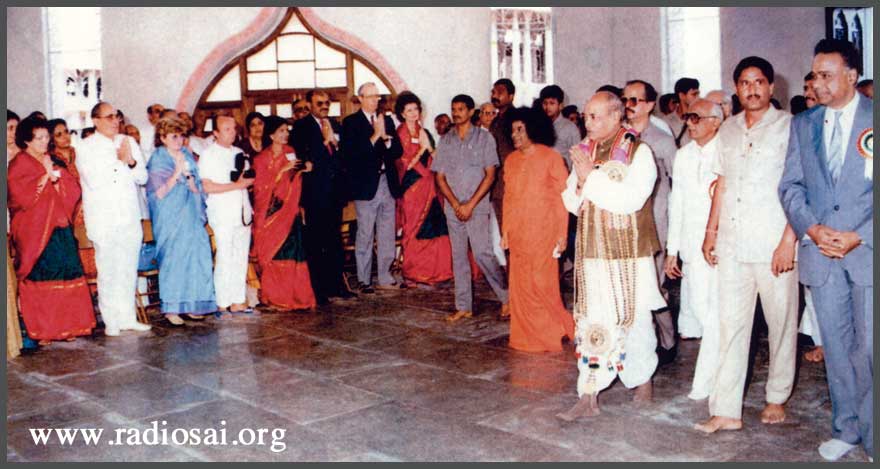 p v narasimha rao inaugurating sathya sai super hospital 