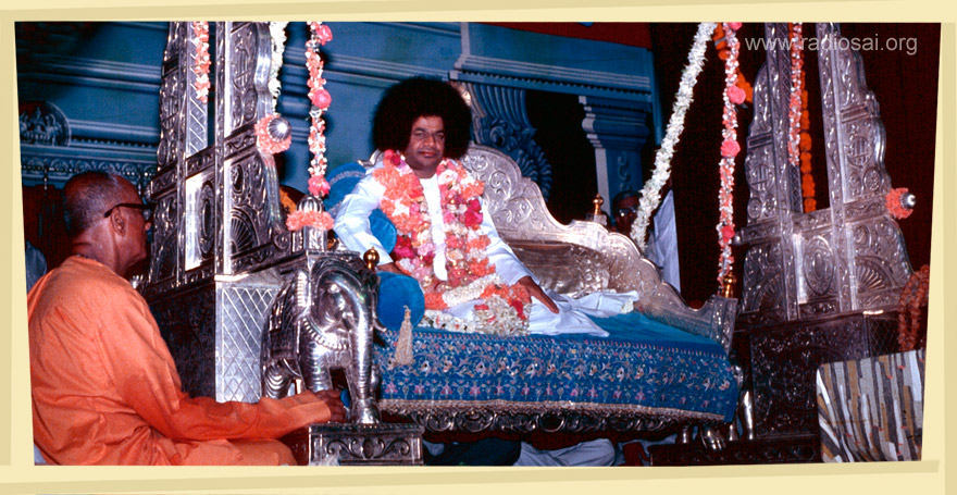 Karunyananda with sathya sai baba