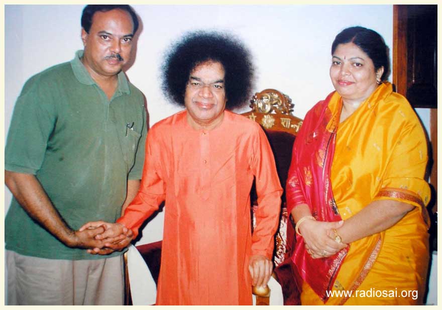 Padmasree Dr. Shobha Raju with sathya sai baba