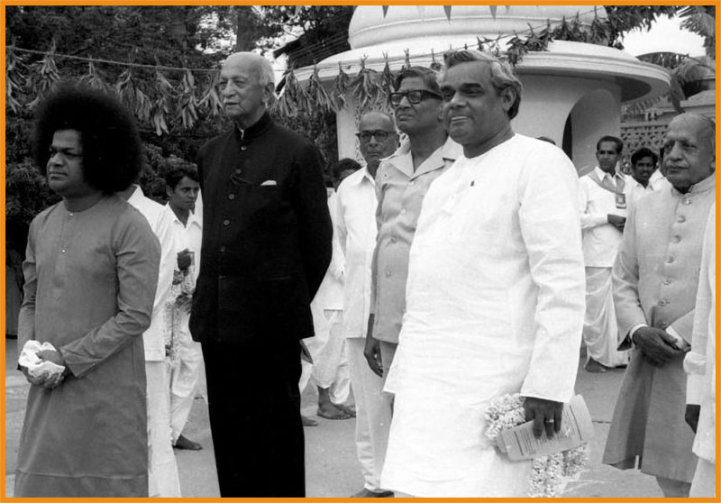 Sri Atal Bihari Bajpayee with sathya sai baba