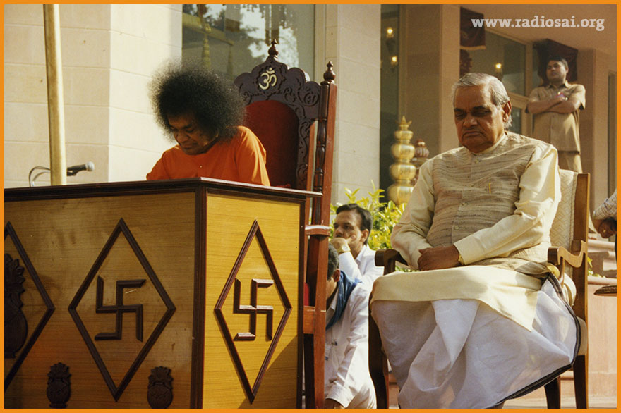 Sri Atal Bihari Bajpayee with sathya sai baba 